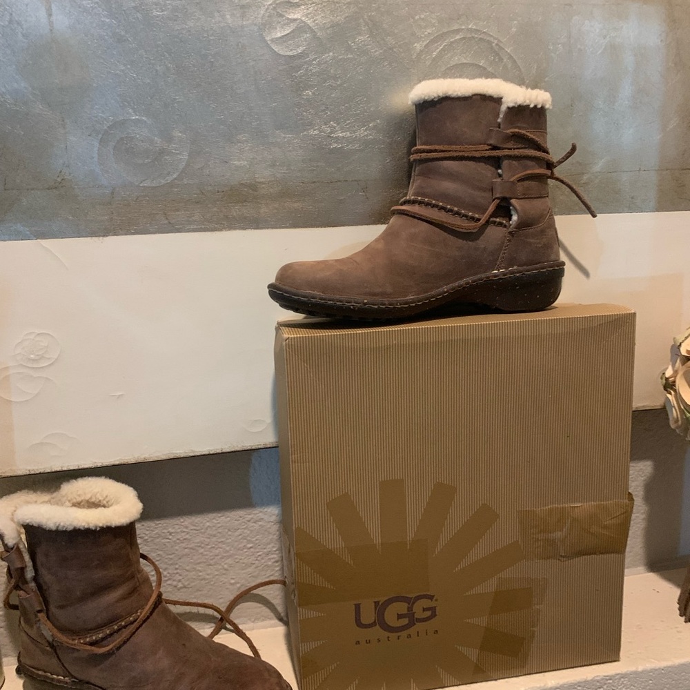 Very cute & comfortable size 7 Ugg’s